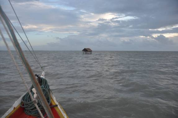 Passando próximo às casas de pescadores, na viagem de barco entre Apicum Açu e a Ilha de Lençóis, nas Reentrâncias Maranhenses - MA